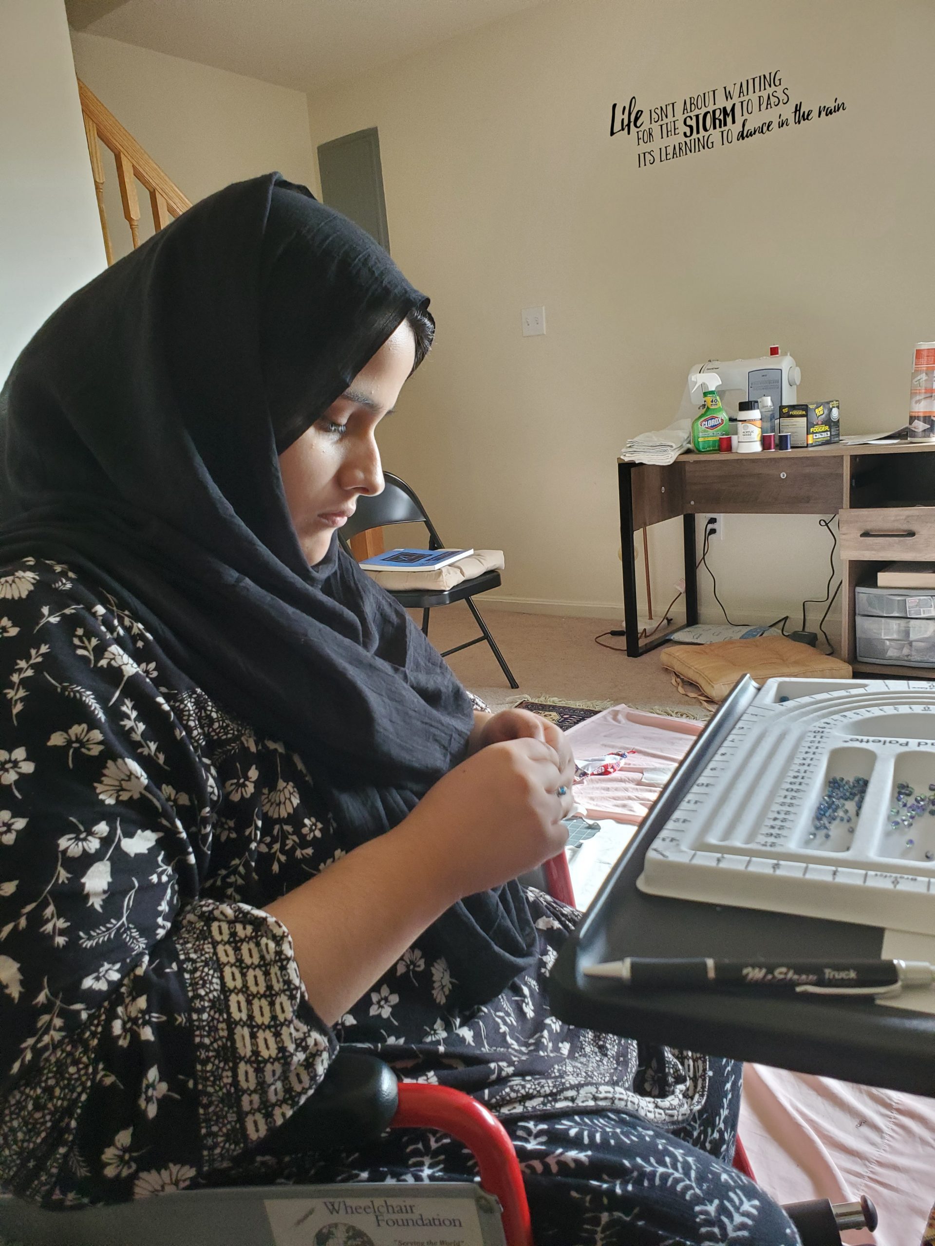 Refugee from Afghanistan making jewelry